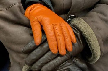 Защита от коронавируса: фотограф из Нью-Йорка незаметно снимает руки пассажиров в метро