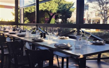 Картонные фигуры и шум: ресторан в Австралии создает гостям привычную атмосферу