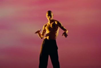 Реван Палюх показал брутальный танец в клипе Сони Сухоруковой