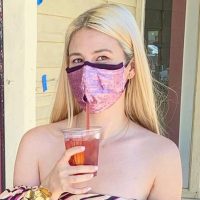 Американка создала маску с отверстием для коктейльной трубочки