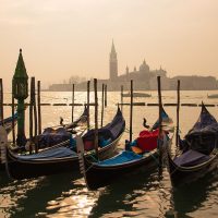 Послабления карантина: в каналы Венеции вернулись гондолы