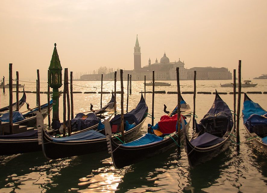 Послабления карантина: в каналы Венеции вернулись гондолы