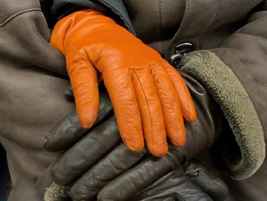 Защита от коронавируса: фотограф из Нью-Йорка незаметно снимает руки пассажиров в метро