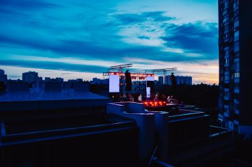Зрители на балконах, сцена на крыше: Green Grey дали первый в мире вертикальный концерт
