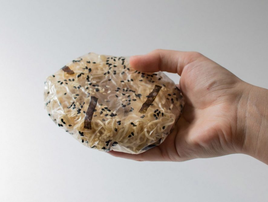 Кухонное ноу-хау: создана упаковка для лапши, которая превращается в соус