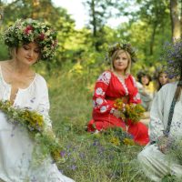 Венки, костер и “Червона рута”: украинские звезды устроили “купальские” танцы в Киеве