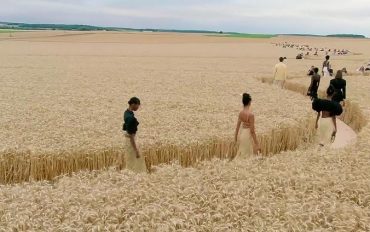 Мягкие тона и мотивы Пикассо: Jacquemus устроили показ посреди пшеничного поля
