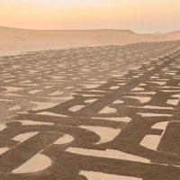 Burberry покрыли пустыню Дубая фирменной монограммой