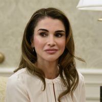 День рождения королевы Иордании: лучшие луки одной из самых красивых арабских женщин
