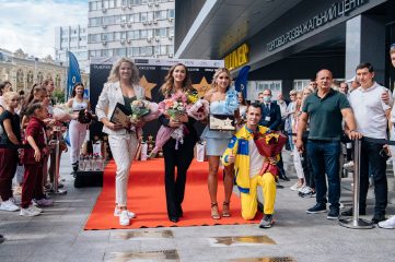 "Мама всплакнет, папа будет гордиться": Анна Ризатдинова получила именную звезду в Киеве