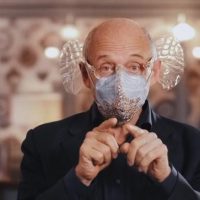 Концерты в коронавирус: дирижер изобрел маску для прослушивания музыки