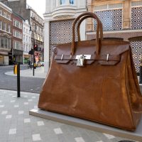 Гигантскую скульптуру сумки Hermès Birkin возвели в Лондоне