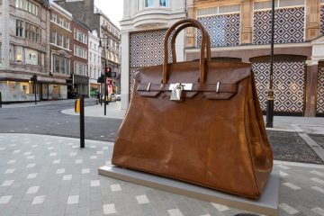 Гигантскую скульптуру сумки Hermès Birkin возвели в Лондоне