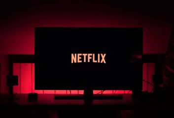 Стрічка "Аферист із Tinder" очолила тижневий чарт Netflix