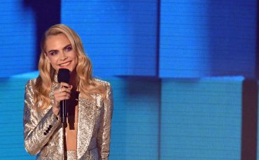 Ассиметрия и платье-смокинг: 5 лучших звездных образов на премии American Music Awards