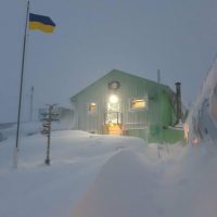 Станцию украинских полярников в Антарктиде замело снегом