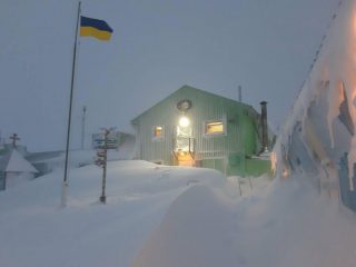 Станцию украинских полярников в Антарктиде замело снегом