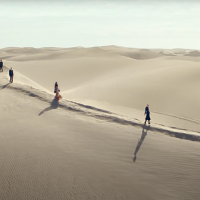 Saint Laurent создал виртуальную сцену для показа весенне-летней коллекции в пустыне