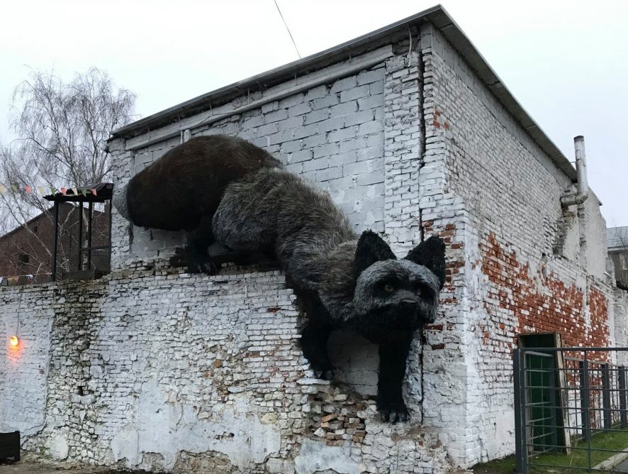В Риге "поселилась" гигантская чернобурая лисица