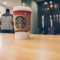 Starbucks виплатить клієнтці 12 тисяч євро за образливий малюнок на чашці