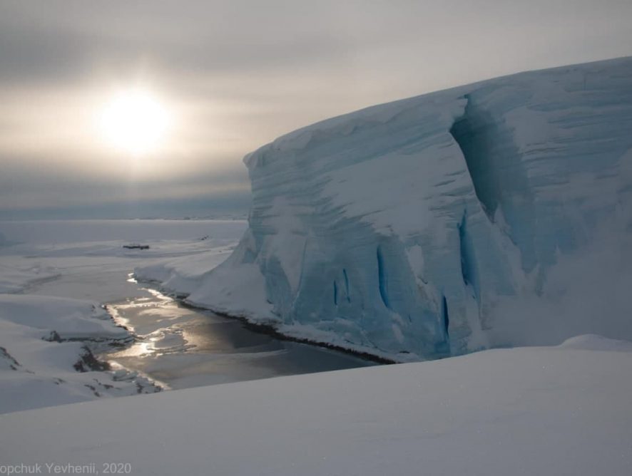 Вблизи станции "Академик Вернадский" откололся огромный край ледника
