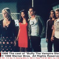 Зірка серіалу “Баффі — переможниця вампірів” звинуватила режисера в аб’юзі та непристойній поведінці