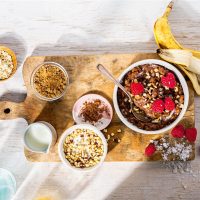 Рецепт веганської шоколадно-бананової вівсянки з лісовими горіхами