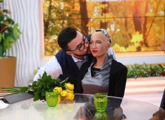 Поцілунок Руслана Сенічкіна з роботом Софією підірвав TikTok