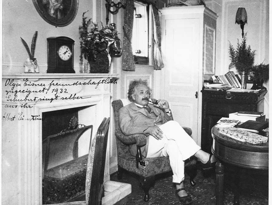 Лист Альберта Ейнштейна зі знаменитою формулою продали за 1,2 мільйона