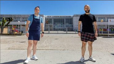 Вчителі-чоловіки по всій Іспанії в якості протесту почали ходити на роботу в спідницях