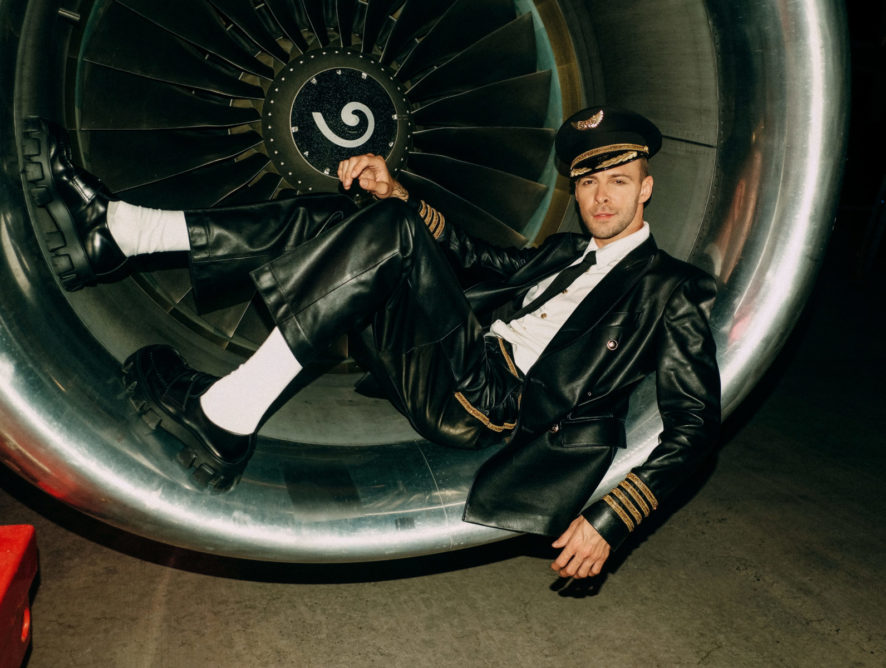 Личный Boeing и перекрытый "Борисполь": Макс Барских представил клип-мюзикл "Just Fly"