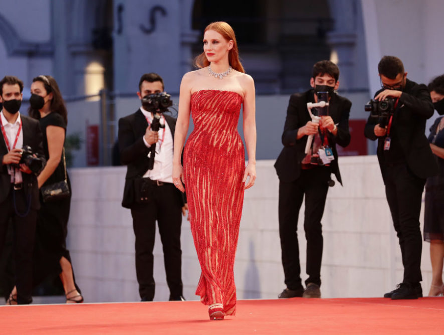 У червоній сукні: Джессіка Честейн позувала на презентації фільму "Офіційний конкурс"