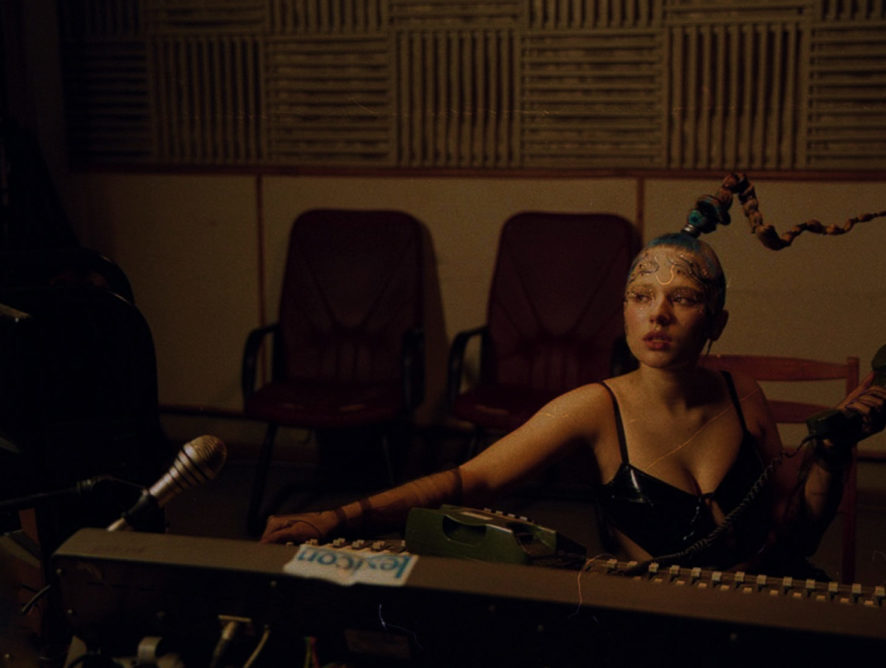 Співачка Uliana Royce представила новий трек Drama Queen