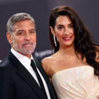 Діва золотої епохи Голлівуду: Амаль Клуні викликала фурор платтям, усипаним паєтками