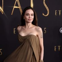 Анджеліна Джолі у коричневому платті Balmain відвідала прем’єру фільму “Вічні”