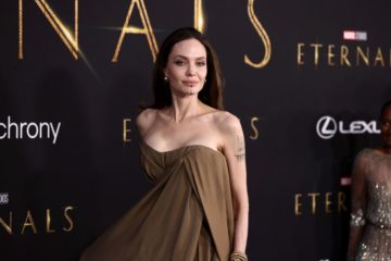 Анджеліна Джолі у коричневому платті Balmain відвідала прем'єру фільму "Вічні"