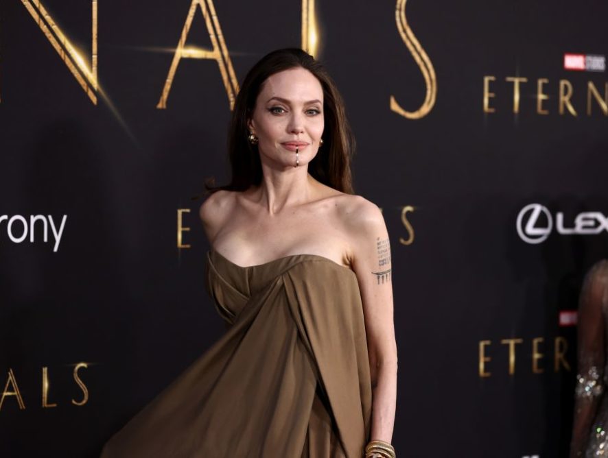 Анджеліна Джолі у коричневому платті Balmain відвідала прем'єру фільму "Вічні"