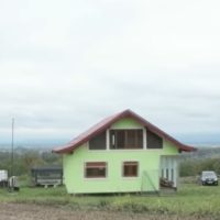 У Боснії 72-річний чоловік побудував будинок, який обертається навколо своєї осі
