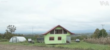 У Боснії 72-річний чоловік побудував будинок, який обертається навколо своєї осі