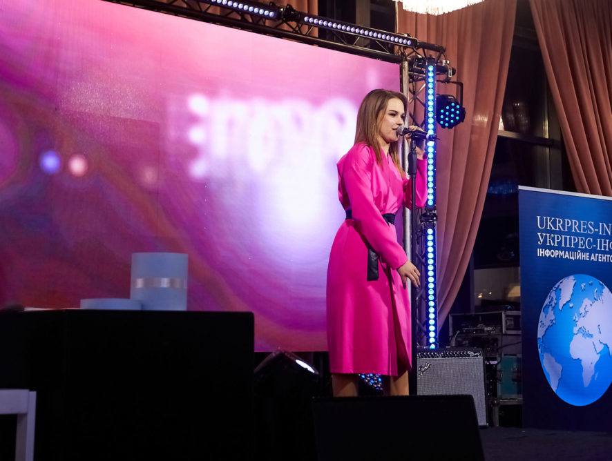 Ефектно: Софія Єгорова у рожевій сукні на запах позувала на презентації
