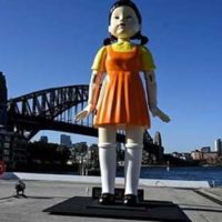 Ляльку-вбивцю з “Гри в кальмари” встановили у центрі Сіднея