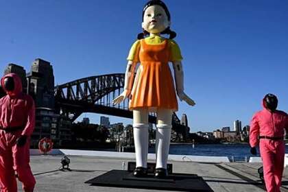 Ляльку-вбивцю з "Гри в кальмари" встановили у центрі Сіднея