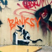 Актор Крі́стофер Вокен на зніманнях знищив графіті Бенксі