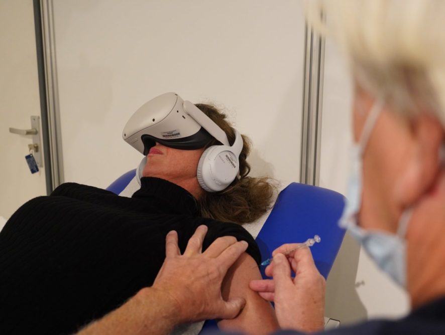 У Нідерландах під час вакцинації бустером використовують VR-окуляри