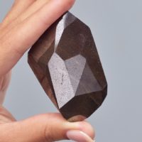 Sotheby’s виставив на торги чорний діамант “Енігма” вагою 555,55 карата