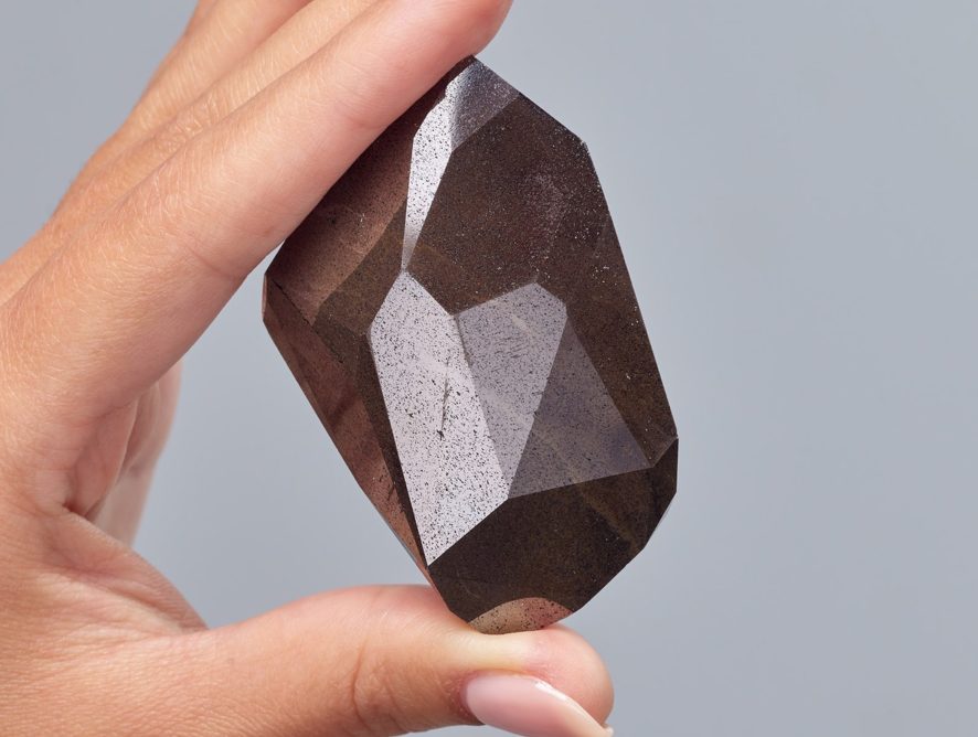 Sotheby's виставив на торги чорний діамант "Енігма" вагою 555,55 карата