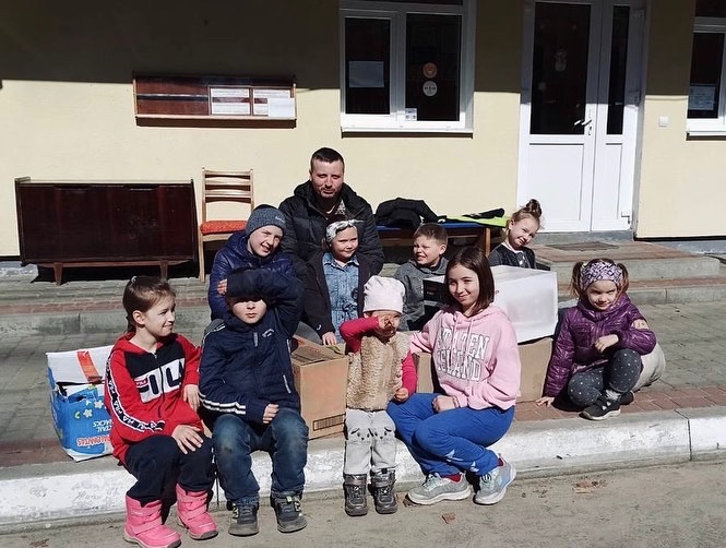 Телеведуча Неля Шовкопляс підтримала дітей-переселенців і передала їм гуманітарну допомогу