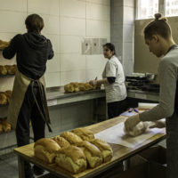 Соціальна пекарня у Києві, що нині працює для військових та нужденних, потребує допомоги