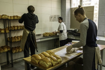 Соціальна пекарня у Києві, що нині працює для військових та нужденних, потребує допомоги