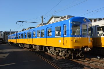 Японська залізниця пофарбувала потяг у синьо-жовті кольори